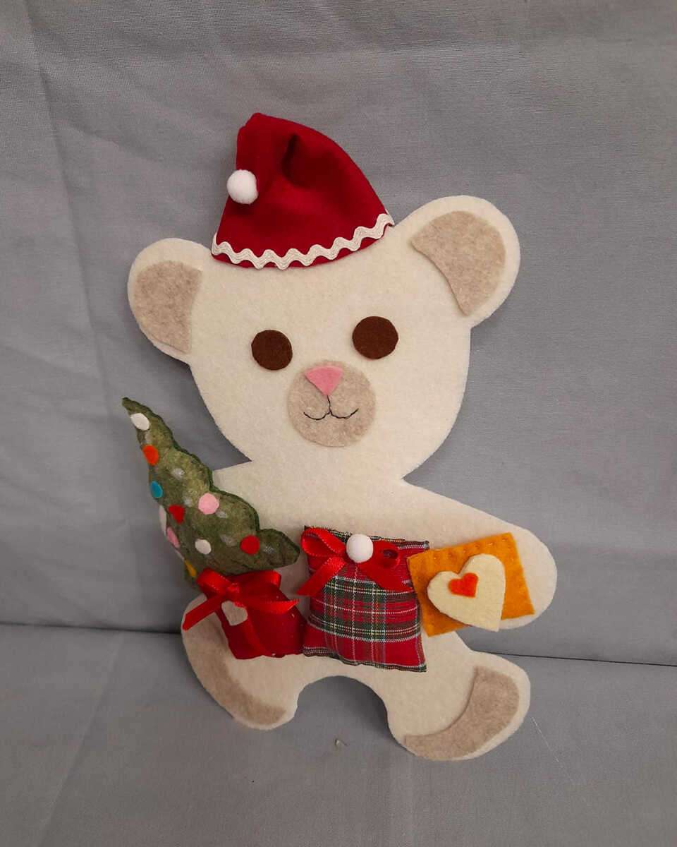 Orsetto pannolenci con cappello rosso e decori